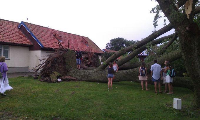 Шторм в Литве: на пляже Ниды ветер поднял в воздух коляску с ребенком (фото)