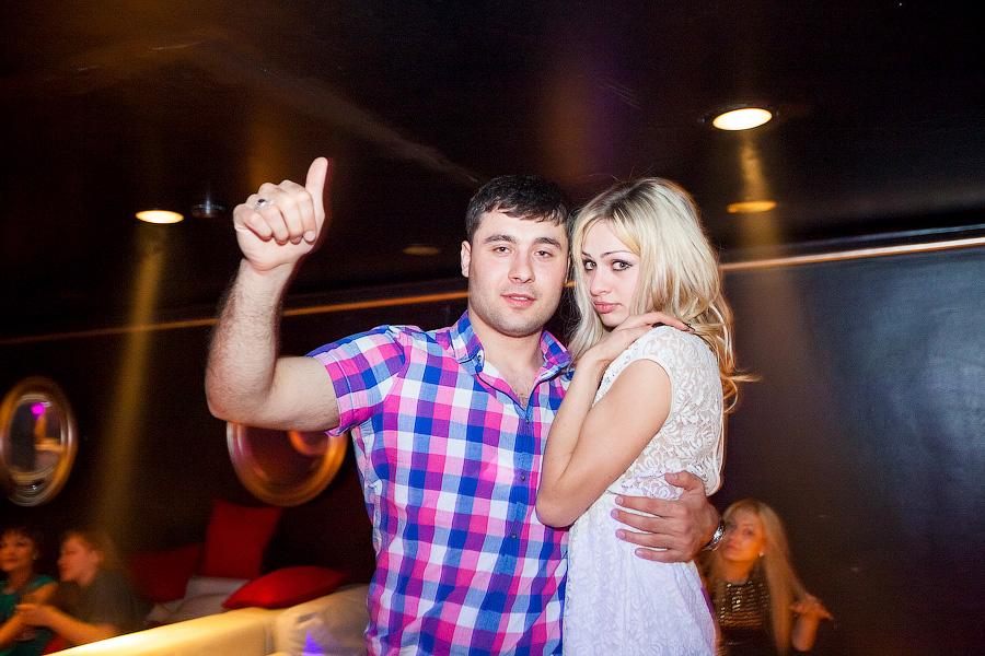 «Ведь мне так хорошо с тобой»: в «Универсале» выступила певица Настя Кочеткова