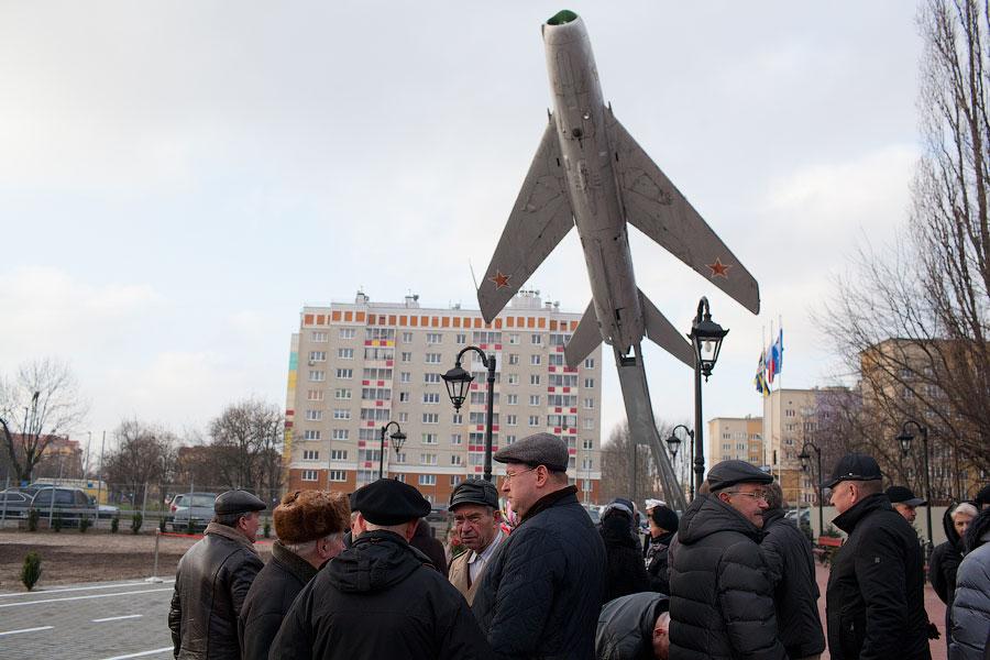 На ветру: как прошло торжественное открытие наполовину готового сквера