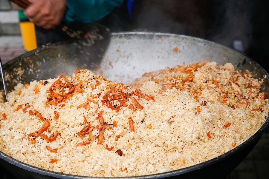 Картофельные кишки и шашлык на вилах: чем кормили на День города