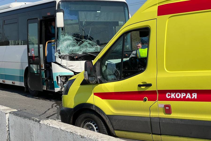 Появилось видео ДТП с «Ниссаном» и двумя пассажирскими автобусами на эстакадном мосту