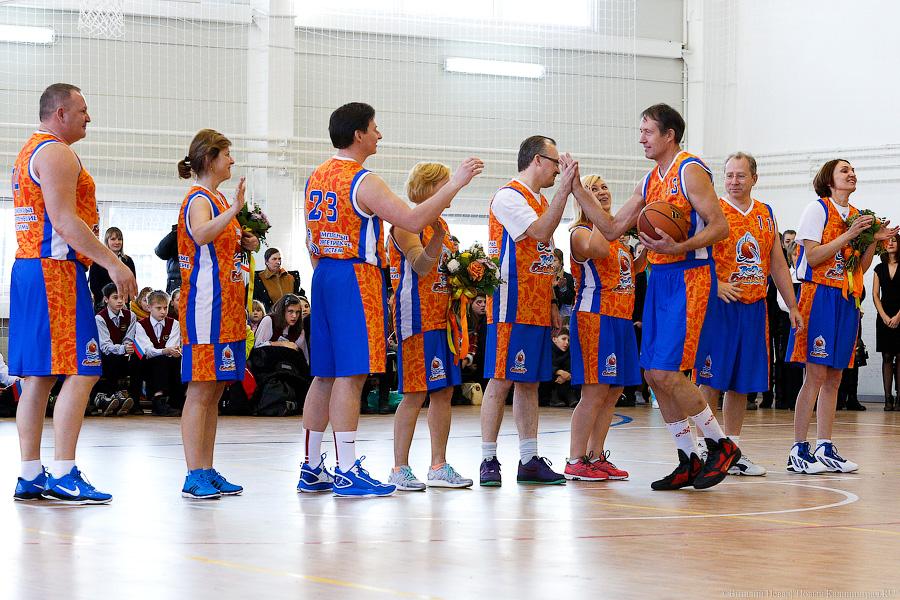 Чиновники против молодежи: как губернатор новый ФОК в Зеленоградске открывал