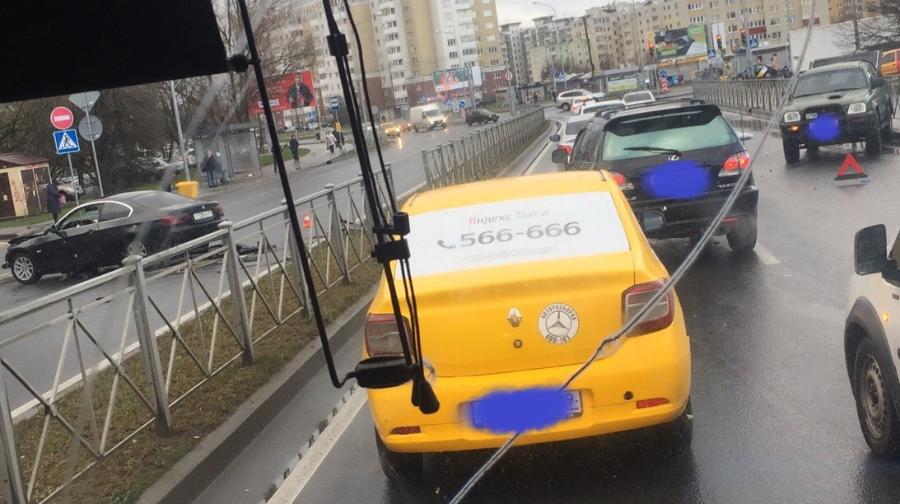 На Сельме BMW проломила забор и вылетела на встречную полосу (фото)