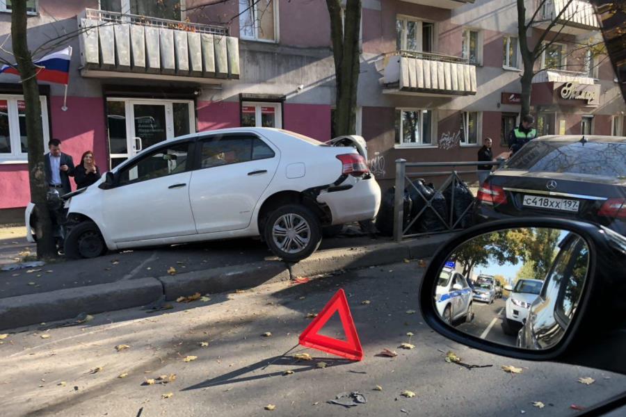 Около Дома искусств автомобиль вылетел с дороги и врезался в дерево (фото)