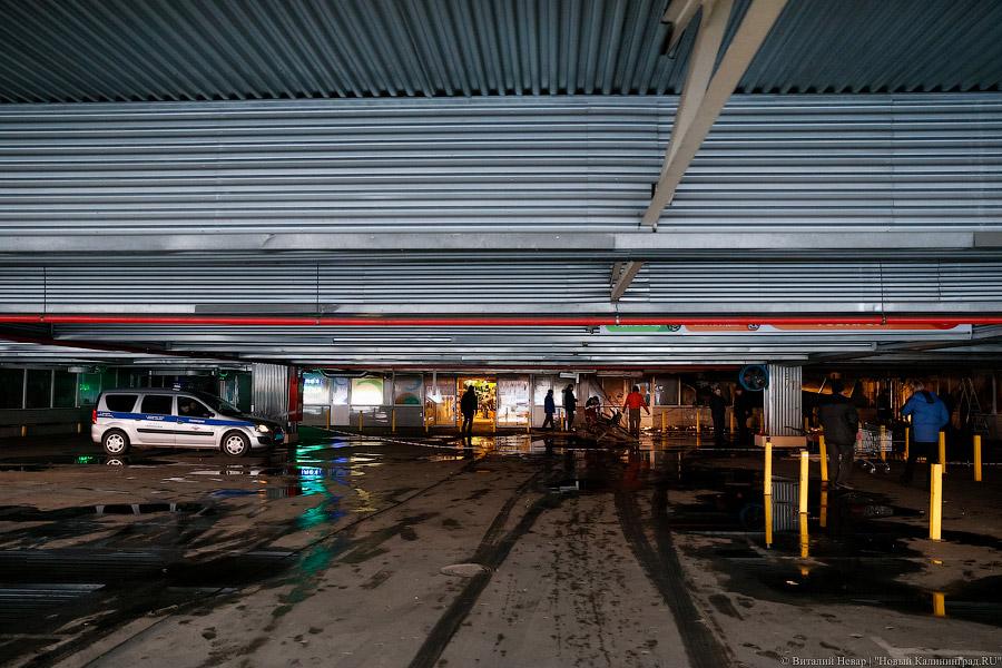 Цветы, гарь и копоть: пепелище пожара в торговом центре Калининграда (фото)