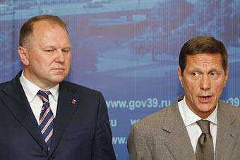 Цуканов и Жуков коротают время в поезде за игрой в шахматы