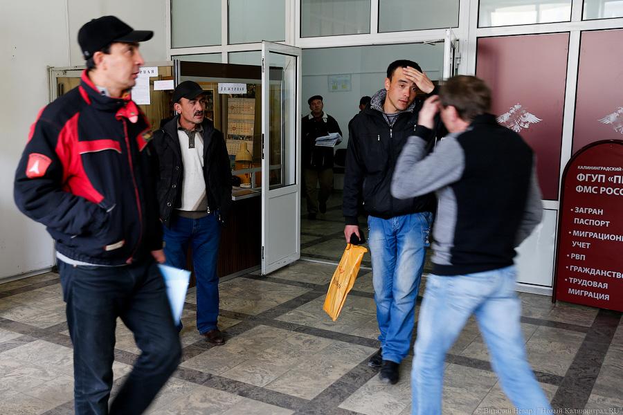 «За 1,5 тысячи — быстрее»: мигранты за сутки занимают очередь в УФМС (фото)