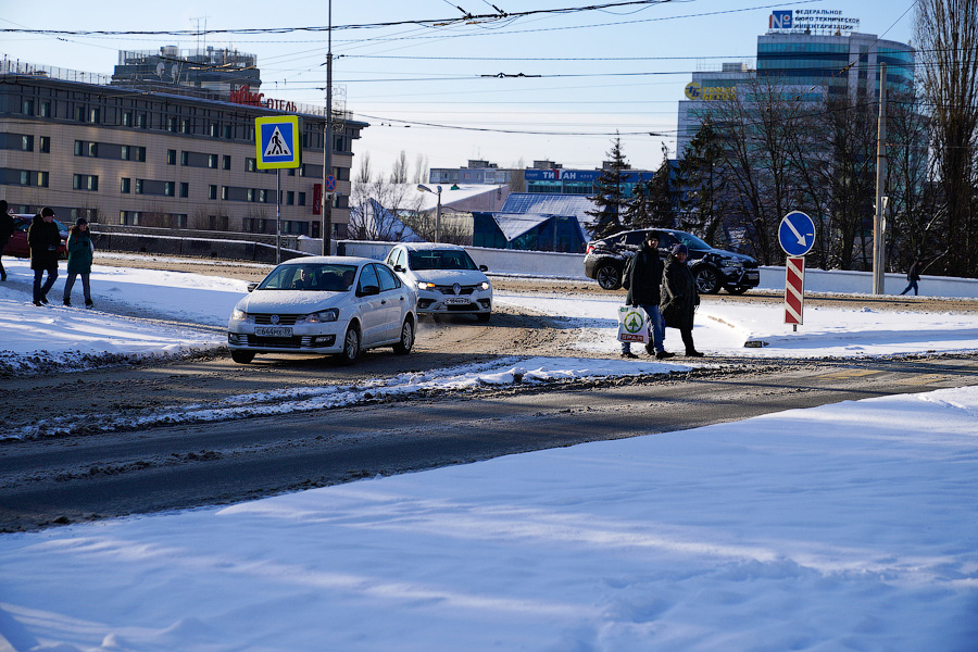 «Насладиться» зимой: во что превратились дороги в Калининграде после снегопада (фото)