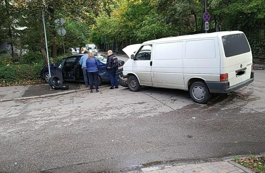 За зоопарком легковушка вылетела на тротуар после столкновения с микроавтобусом (фото)