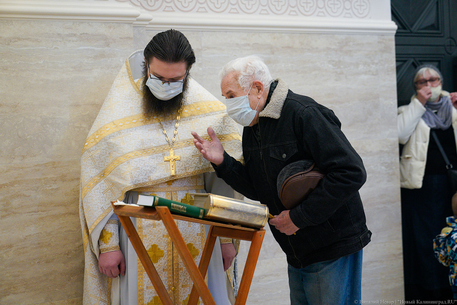 Богослужение в масках: в Калининграде прошла первая литургия в новом храме (фото)