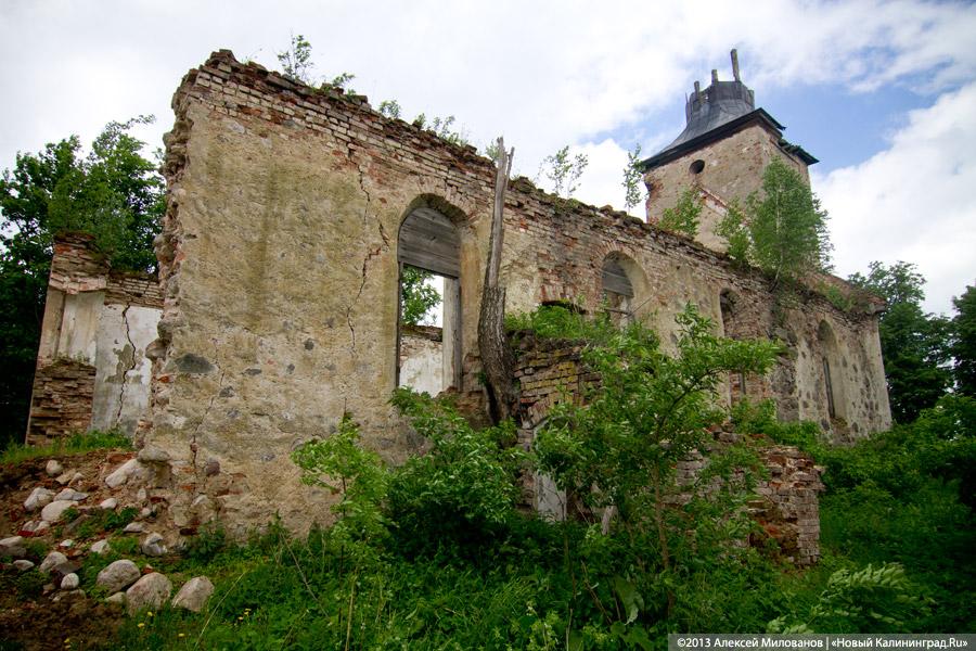 Газ и кости: в кирхе 15-го века в Зеленополье рушатся стены и исчезают захороненные останки