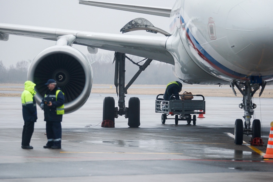 Летевшего в Калининград мужчину задержали за курение в самолете