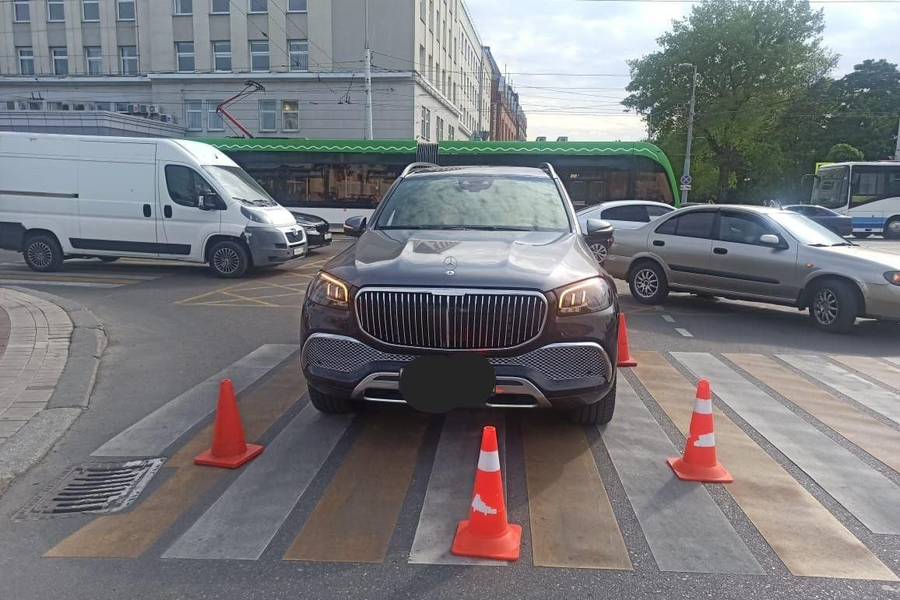 В Калининграде на площади Победы «Мерседес» сбил на переходе шестилетнего мальчика (фото)