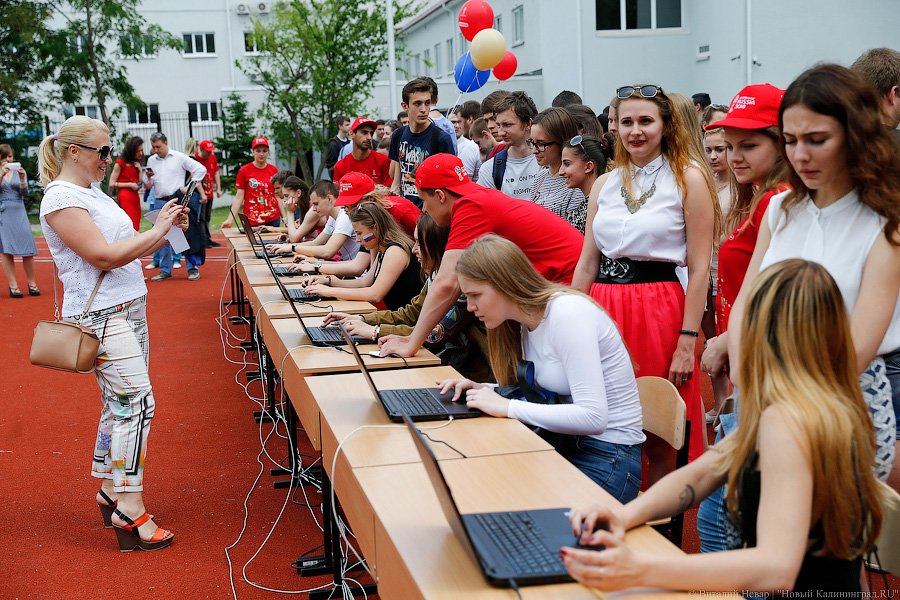 Под шоу барабанщиц: в Калининграде стартовал набор волонтеров для ЧМ-2018