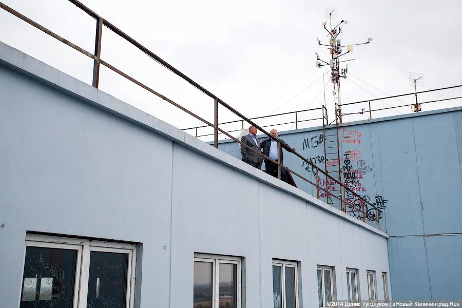 Взгляд с 22 этажа: губернатор и мэр забрались на крышу Дома Советов