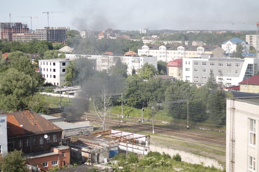 В Калининграде из-за ремонта крыши гаража УМВД задымлены окрестности «Кварца» (+фото)