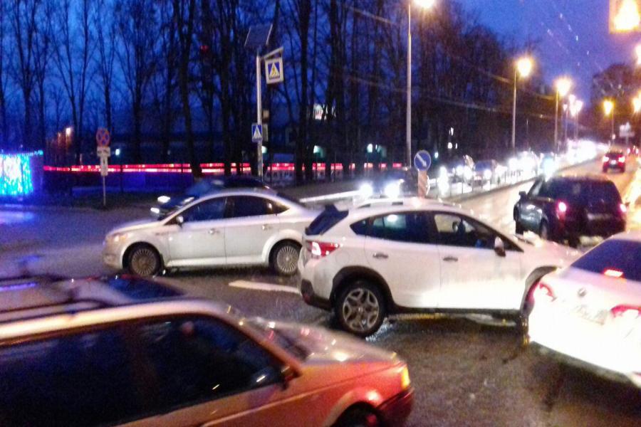 На Горького ДТП перекрыло часть дороги в сторону Сельмы (фото)