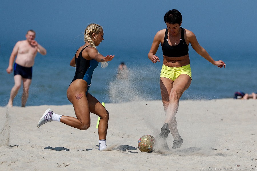 Горячий песок: в Янтарном прошёл турнир по пляжному футболу в купальниках (фото)