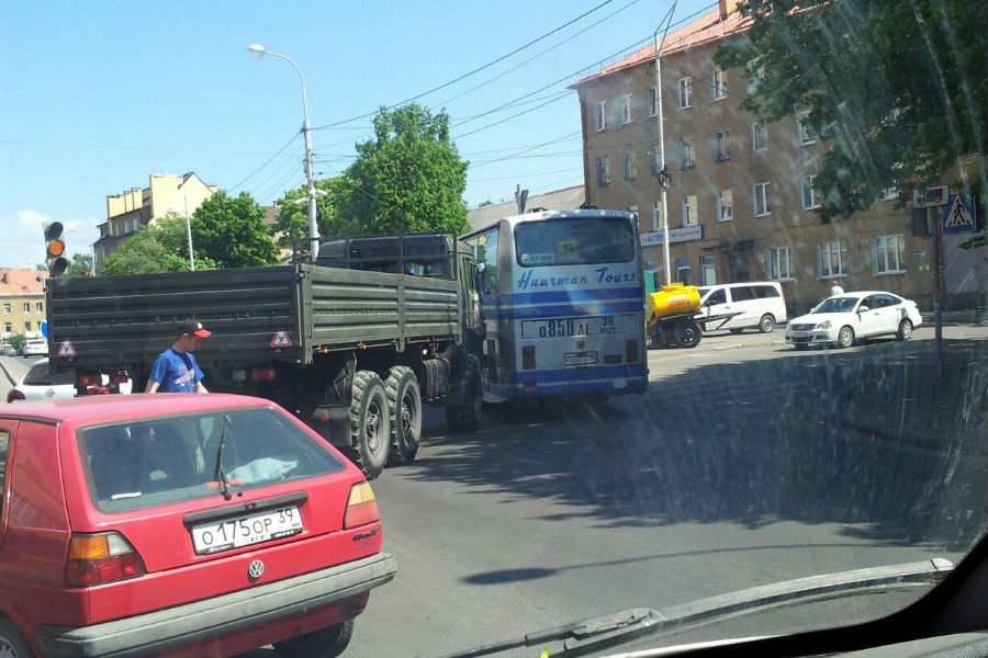 На ул. Гагарина учебный «Камаз» столкнулся с автобусом, перевозившим детей