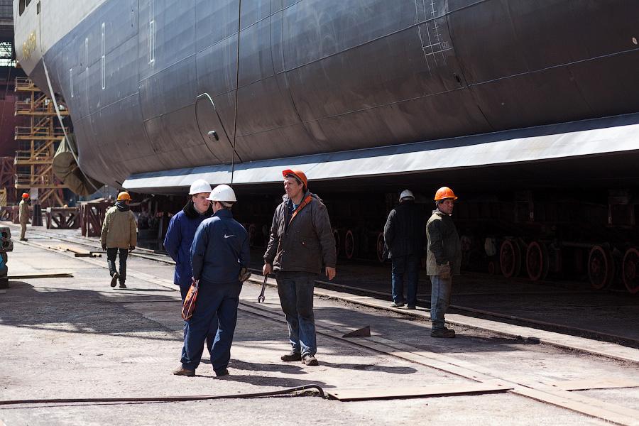 «Подарок ко Дню рождения»: фоторепортаж со спуска на воду БДК «Иван Грен»