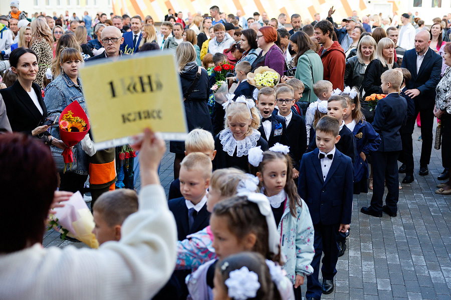 С военным оркестром и под «Катюшу»: в Калининграде открыли самую большую школу