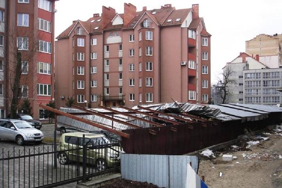 Сильный ветер снёс навес на крытой автопарковке на ул. Невского в Калининграде (+фото)