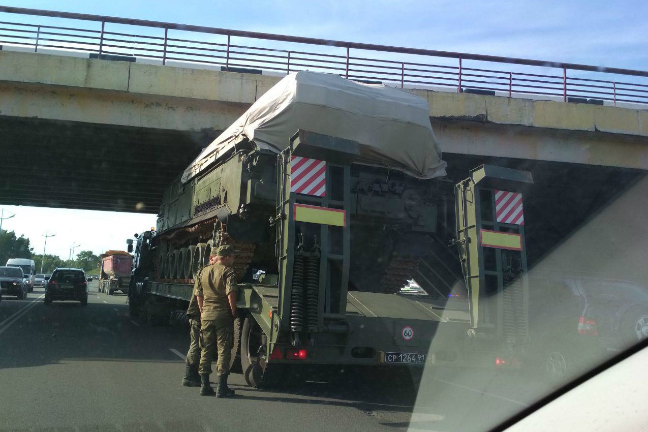 Под мостом на улице Невского застрял грузовик с военной техникой (фото)