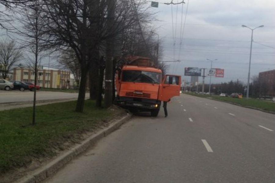 На Московском проспекте мусоровоз врезался в столб (фото)