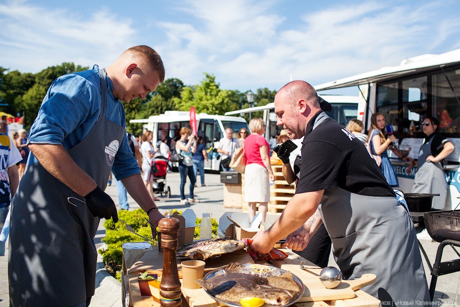 Клопс на колёсах: как прошёл фестиваль фудтраков на Верхнем озере  