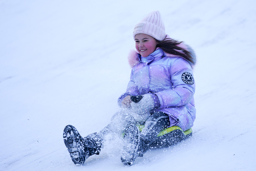 Скользя по утреннему снегу: калининградцы устроили катания с горки в Центральном парке (фото)