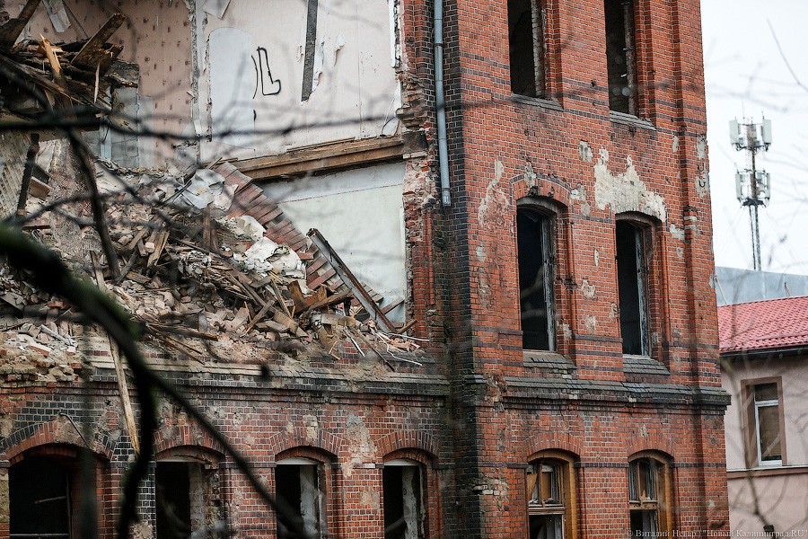 Экскаватором по Гёте: как сносят довоенное здание на Томской (фото, видео)