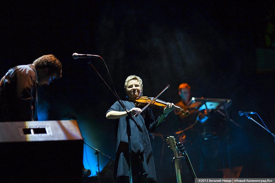 «Вечер поэзии»: «Сурганова и Оркестр» поздравили калининградок с 8 марта