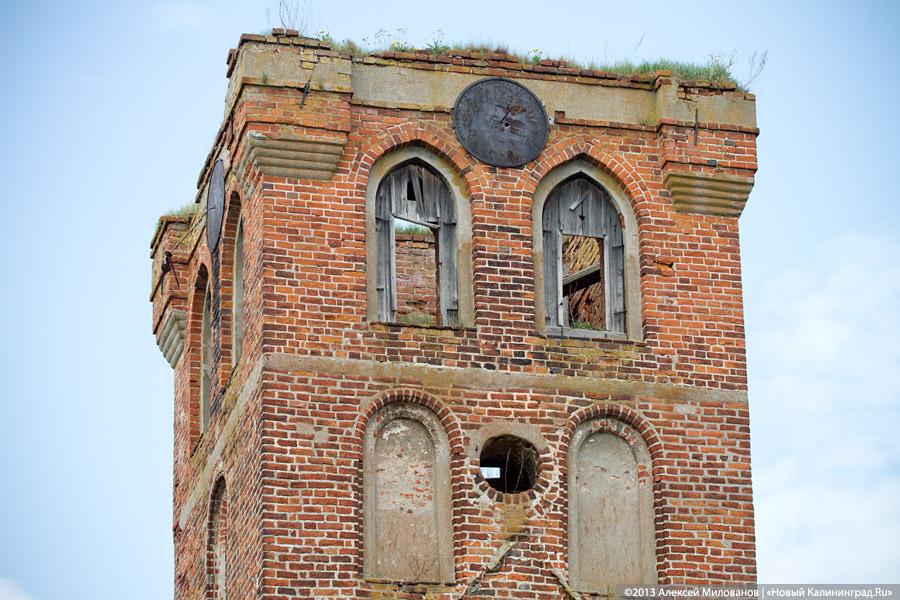 «А денег нет»: в переданной РПЦ кирхе 14-го века в Храброво валяются человеческие кости