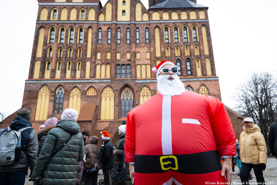 «Сказка к нам приходит»: на острове Канта прошел забег Дедов Морозов (фото)