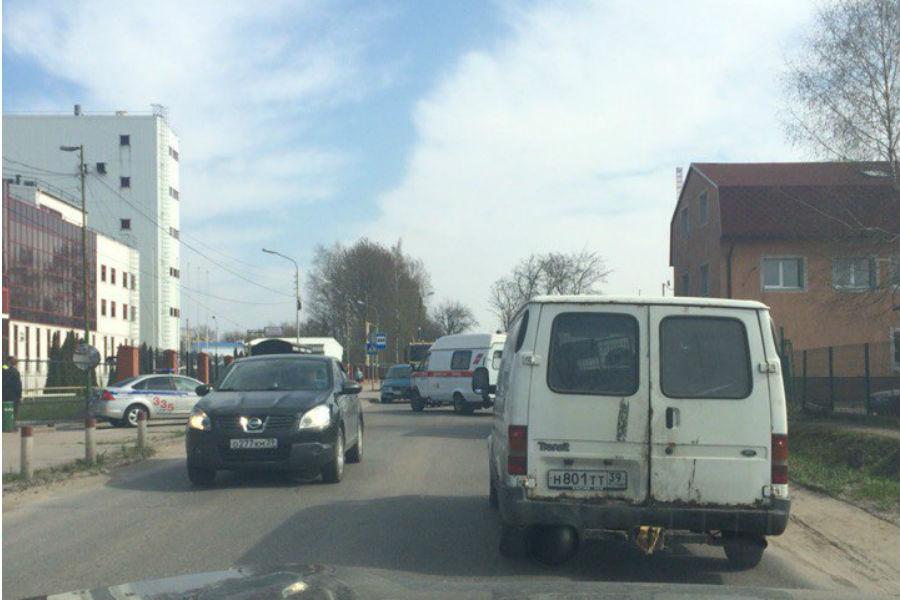 Водители: из-за ДТП с «Мерседесом» и скорой затруднен въезд в Калининград (фото)