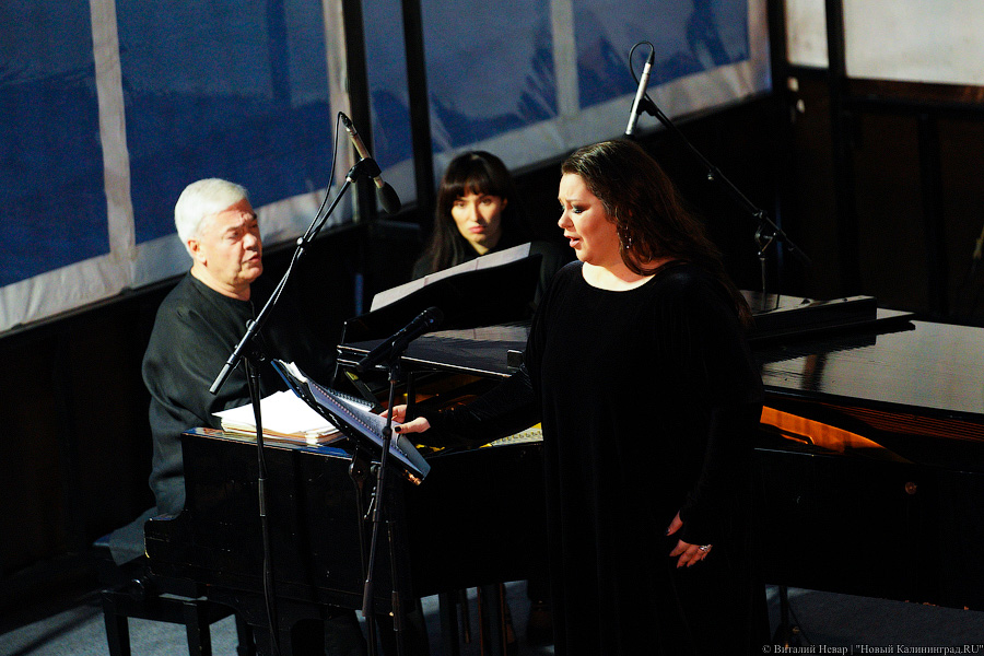 Любовь и жизнь: во Фридрихсбургских воротах выступила солистка Михайловского театра (фото)