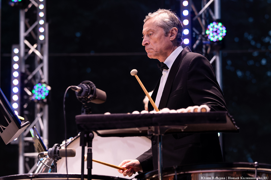 Бурлеска под дождём: Денис Мацуев выступил на острове Канта (фото)