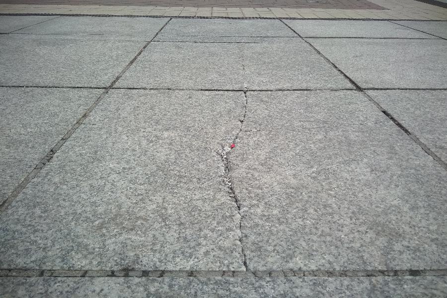 В Калининграде на пл. Победы снова потрескался гранит после ремонта (фото)