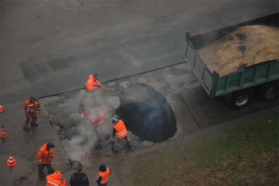 Подрядчика обязали переделать асфальт, уложенный в дождь (фото)