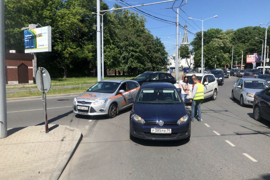  Из-за ДТП на площади Василевского возникли пробки на 4 улицах (фото)