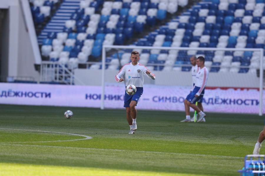 На стадионе «Калининград» начался матч Россия — Швеция