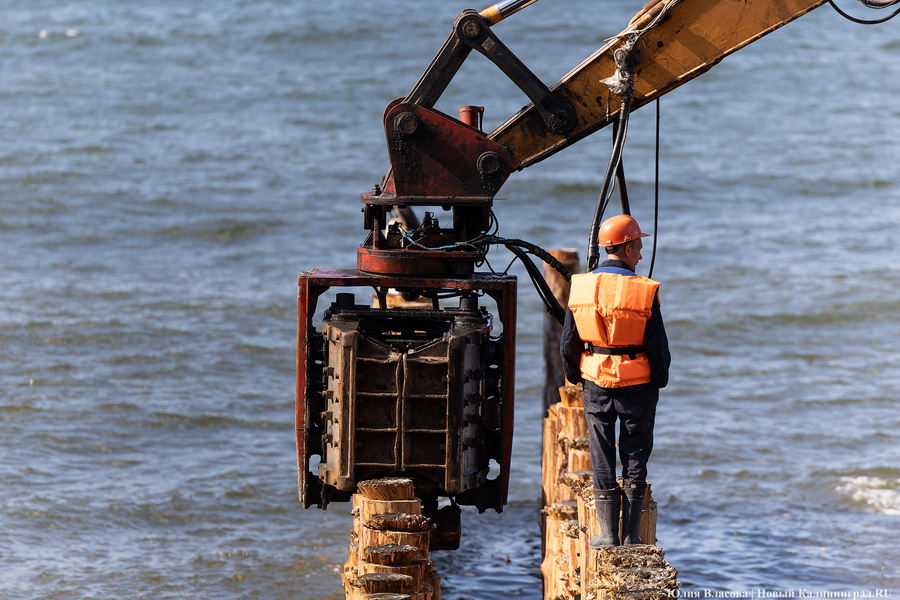 С видом на море и стройку: как выглядит пляж в Светлогорске этим летом
