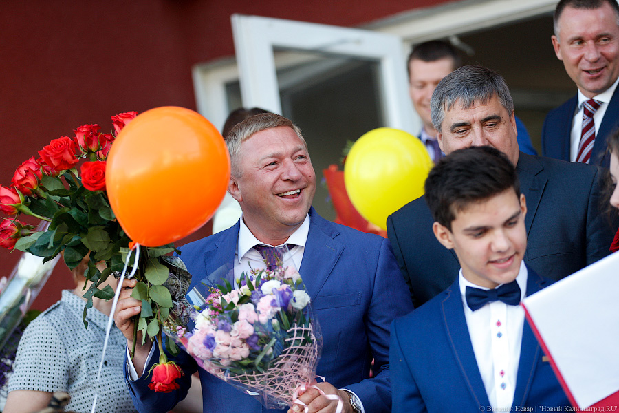 В окружении странных зверей: первая линейка в новой гимназии с первыми лицами