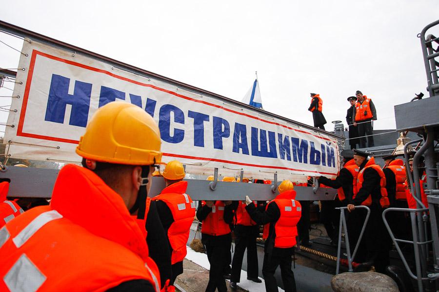 «Неустрашимый» со взбитыми сливками: боевой корабль вернулся из похода к берегам Сомали