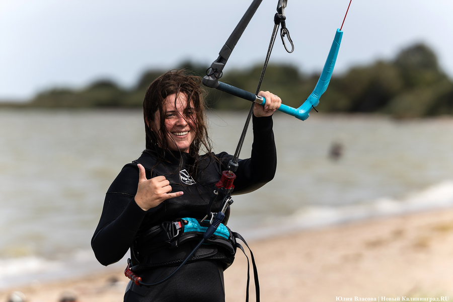 По воде против ветра: на Куршском заливе соревновались под кайтом и с крылом (фото)