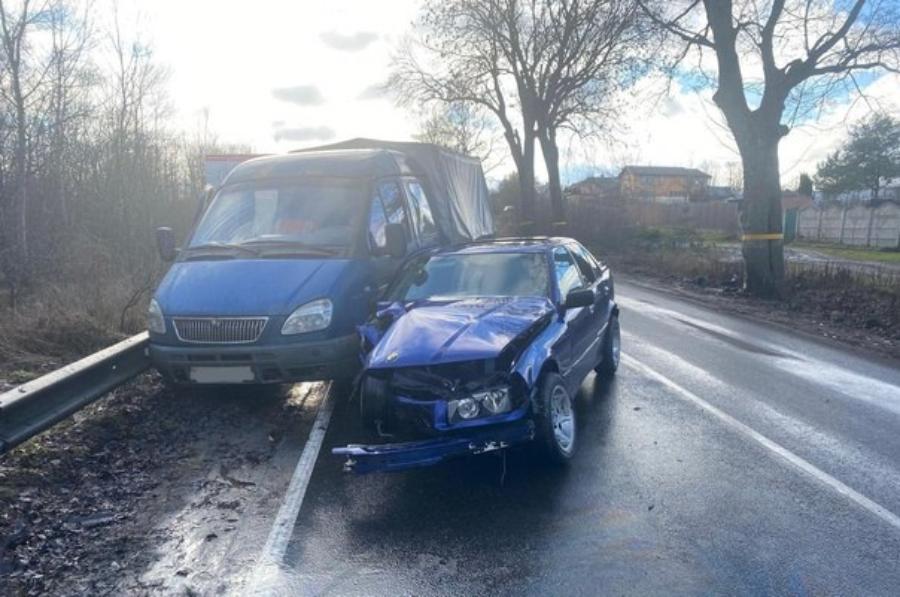 На трассе под Балтийском 21-летний водитель «БМВ» врезался в дерево, а потом в «ГАЗ» (фото)