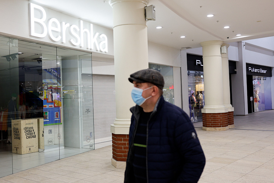 За железным занавесом: в «Европе» закрылись крупнейшие магазины одежды (фото)