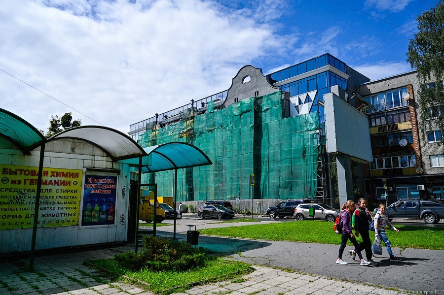 Стекло и треугольники: как выглядит фасад реставрируемой «Кройц-аптеки»