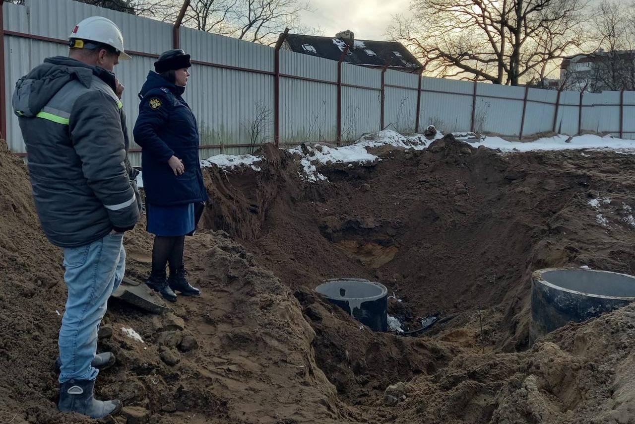 Прокуратура организовала проверку после падения ковша экскаватора на рабочего стройки