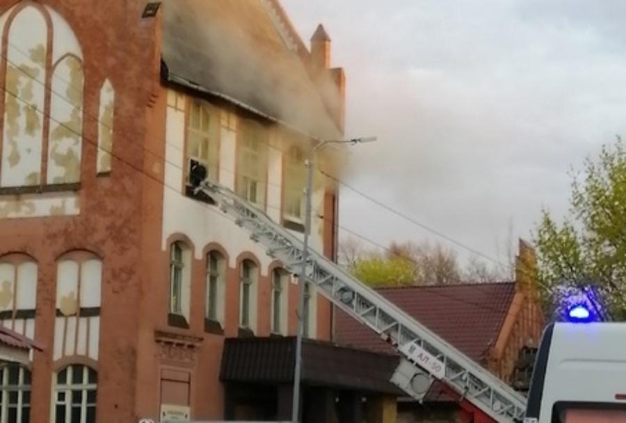 В Балтийске в бывшем клубе ВМФ произошел пожар (фото)